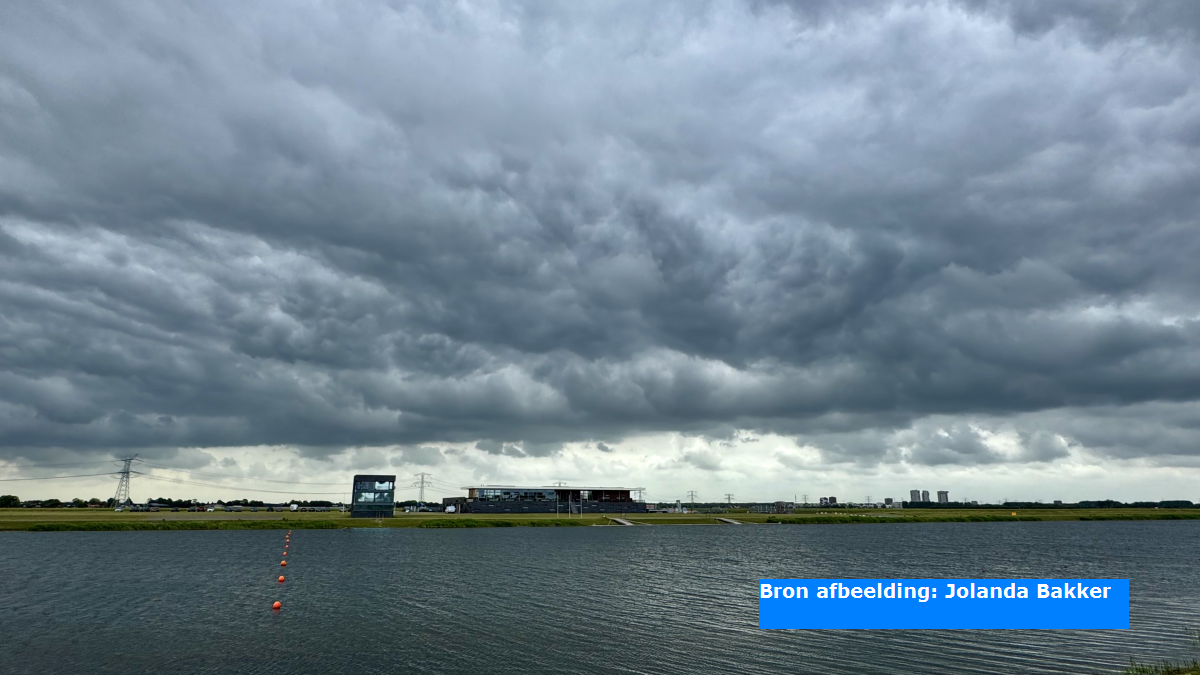 Buien en koel tijdens het pinksterweekend, maar zomerweer in het vooruitzicht later aankomende week