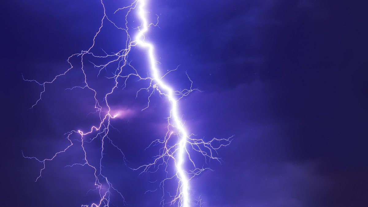 Ook zaterdag code rood voor extreem hoge temperaturen, mogelijk zwaar onweer op komst